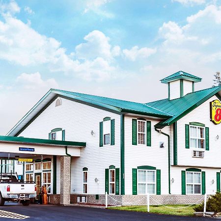 Super 8 By Wyndham 100 Mile House Hotel Exterior photo