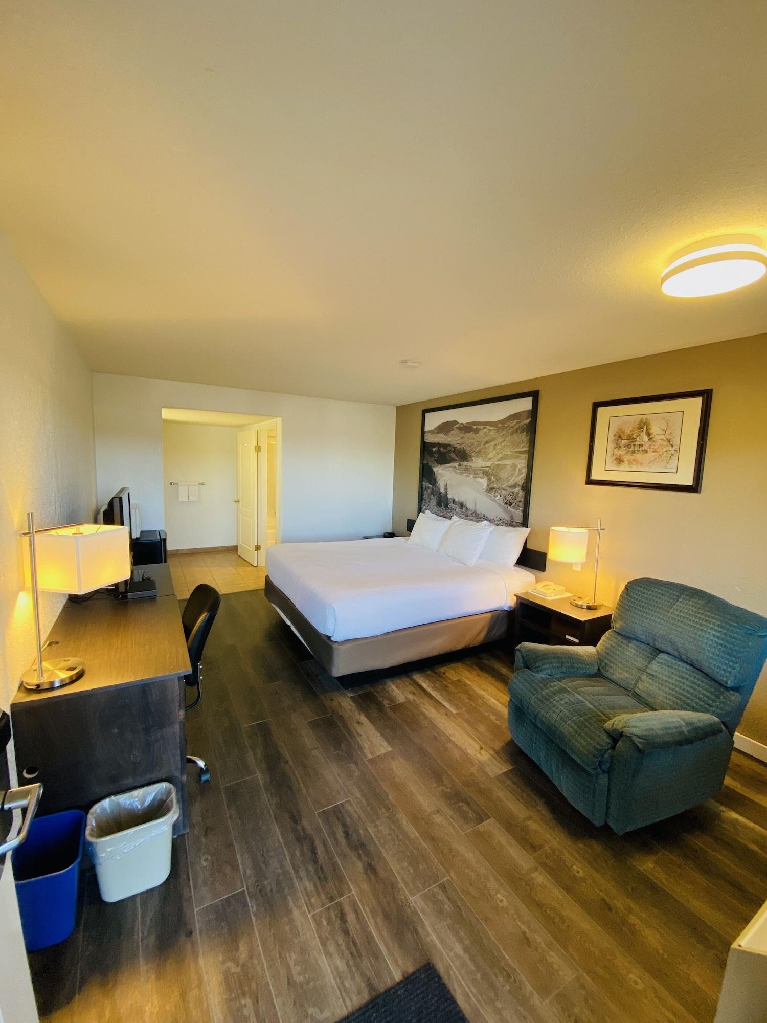 Super 8 By Wyndham 100 Mile House Hotel Exterior photo