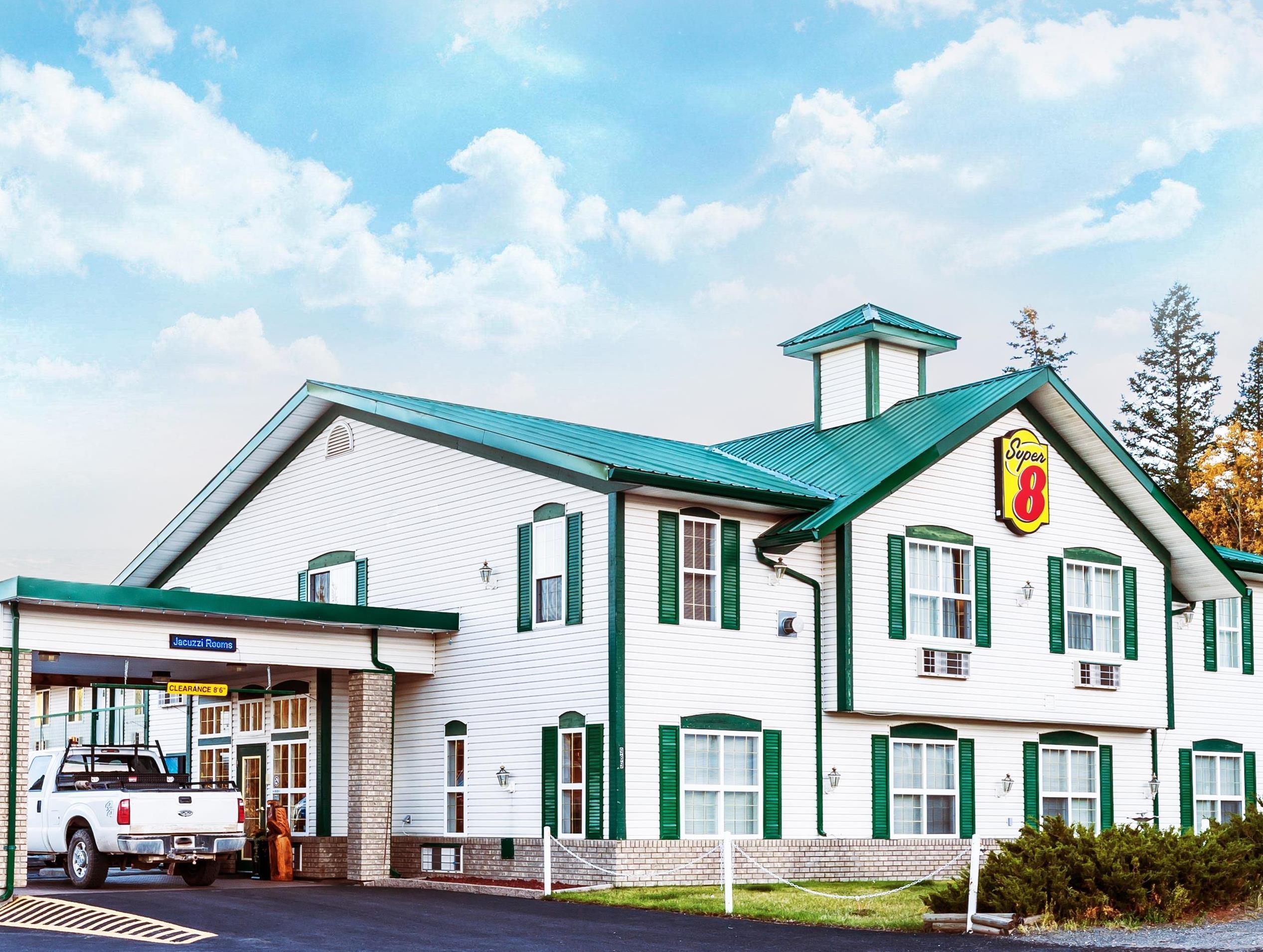 Super 8 By Wyndham 100 Mile House Hotel Exterior photo