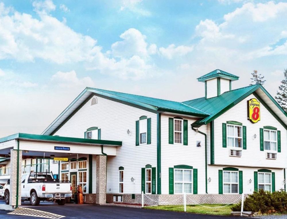 Super 8 By Wyndham 100 Mile House Hotel Exterior photo