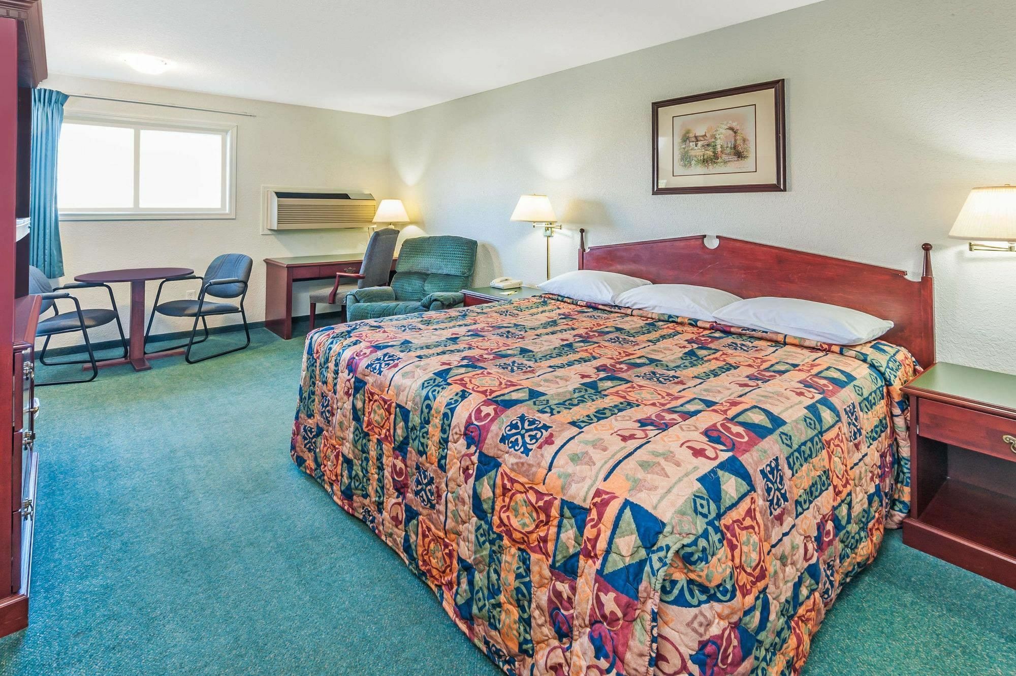 Super 8 By Wyndham 100 Mile House Hotel Exterior photo